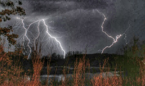 lightning_strike_by_lobomalo-d3gg234_1